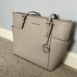 ☑️Like New w/ 🏷☑️ - Pearl Grey Michael Kors MK Tote - ABSOLUTELY STUNNING 😍